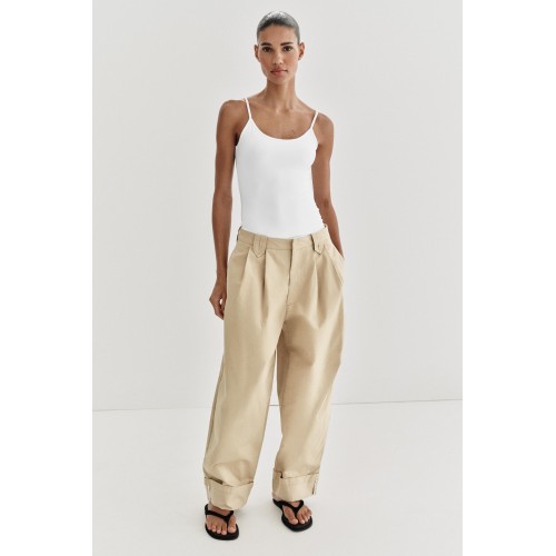 TOP MIT SCHMALEN TRÄGERN AUS POLYAMID TOP MIT SCHMALEN TRÄGERN AUS POLYAMID